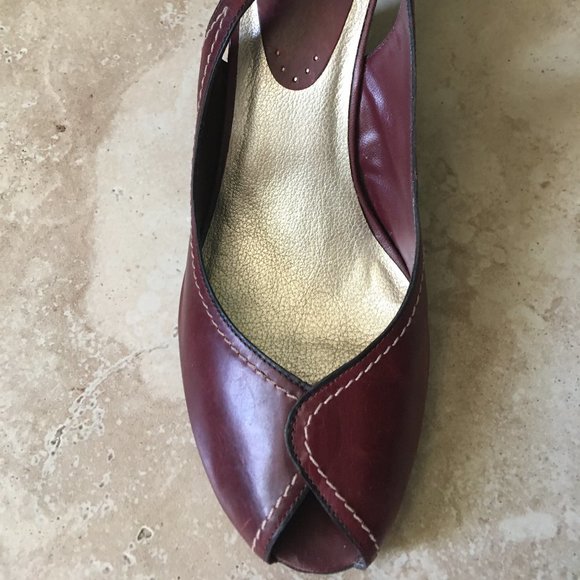 Kenneth Cole Reaction burgundy peep toe wedges - Picture 11 of 13